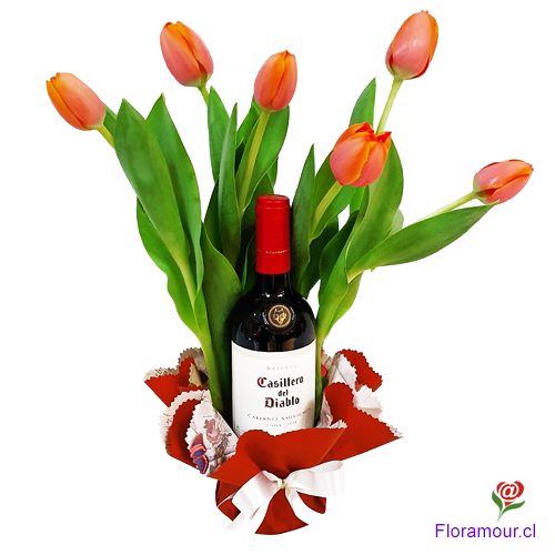 Botella de Vinto Tinto Concha y Toro con media docena de Tulipanes